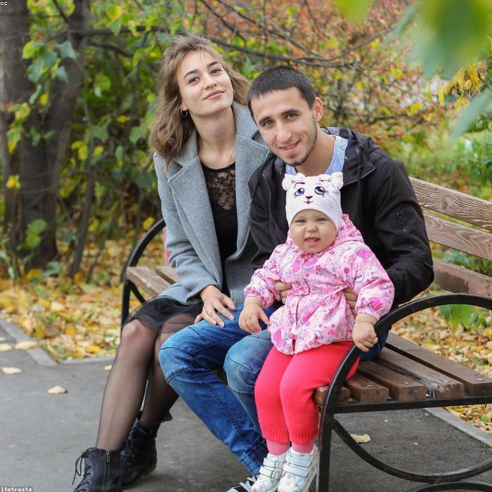 Familia feliz con su bebé